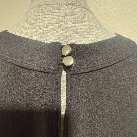 Lark & Ro Elegant Black Ruffle Sleeve Top with gold buttons on back Sz L - Picture 5 of 7